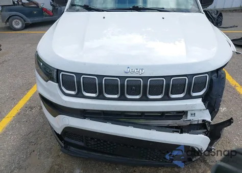 2022 Jeep Compass Latitude Lux 4X4 z USA, uszkodzony, nr VIN 3C4NJDFB7NT112307